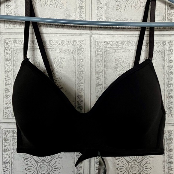 NWOT Sz-36/B Bra in a Minimalist Basic Black, Comfy, Silky, Smooth Fit, No Wires - Picture 4 of 16